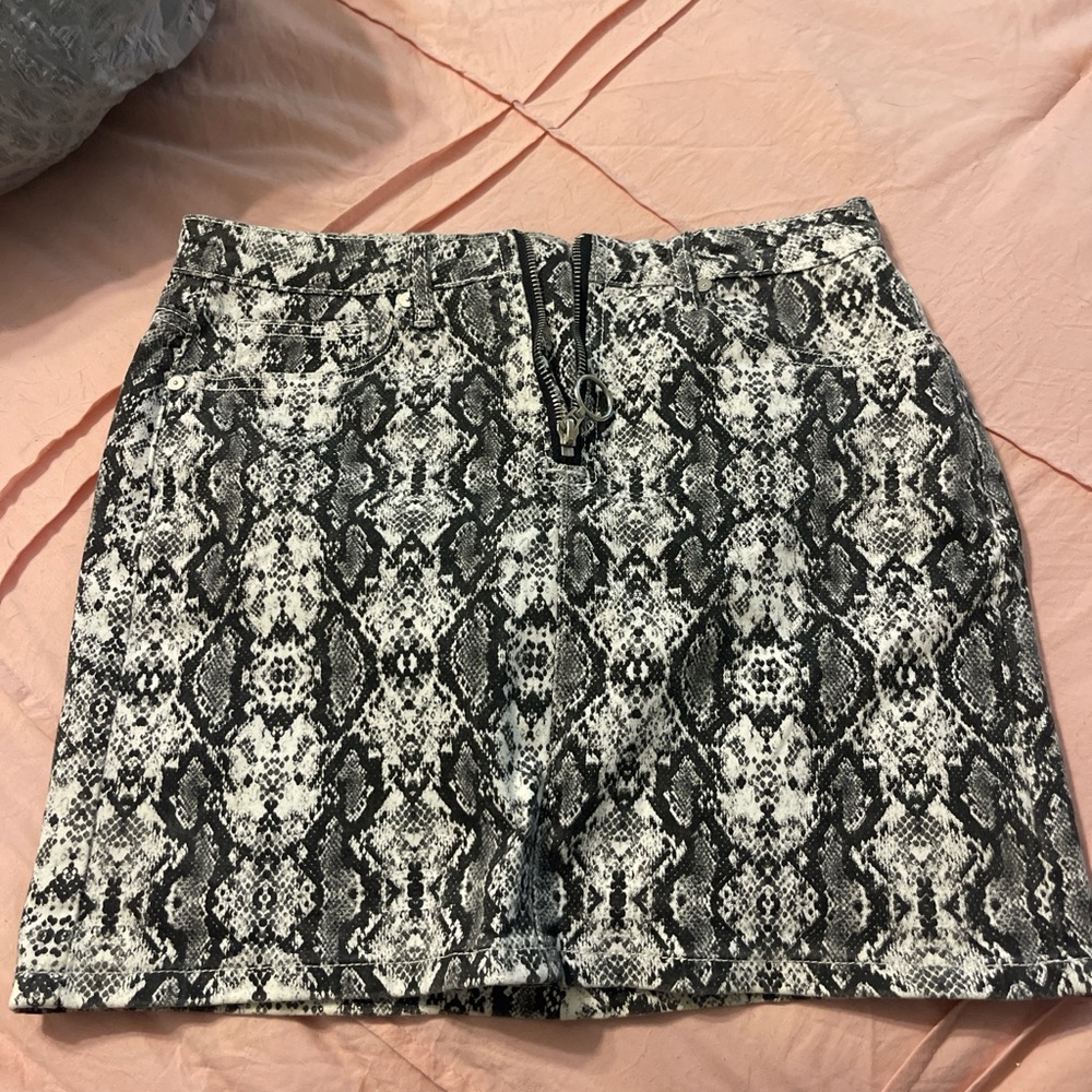 Stylish Black and White Snake Print Skirt